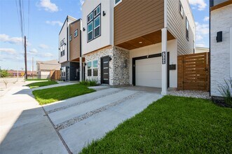 7089 Tierwester St in Houston, TX - Building Photo - Building Photo