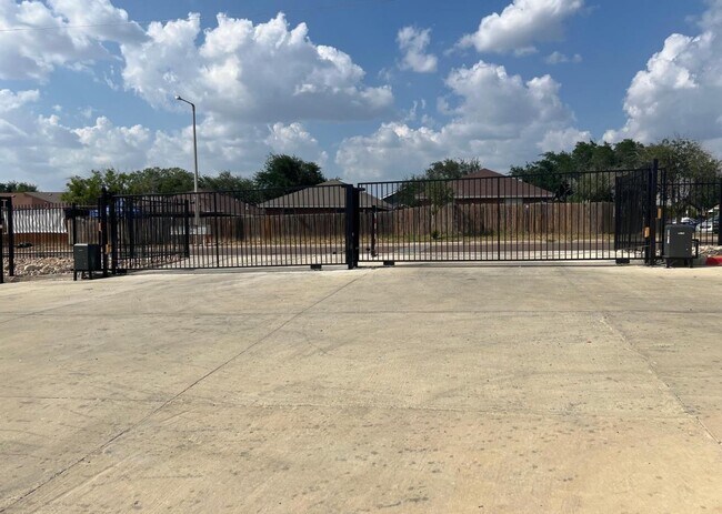 1201 Gage Loop in Laredo, TX - Building Photo - Building Photo