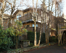 Kingston Gardens in Vancouver, BC - Building Photo - Building Photo