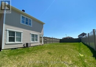 100 Cranesbill Rd in Ottawa, ON - Building Photo - Building Photo
