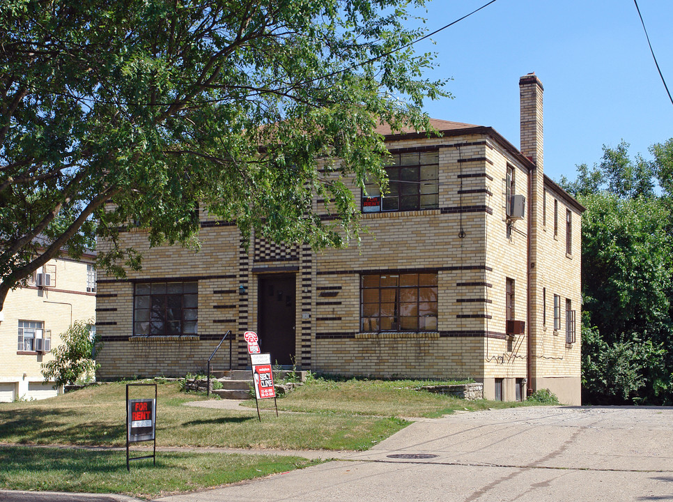 1597 Summit Rd in Cincinnati, OH - Foto de edificio