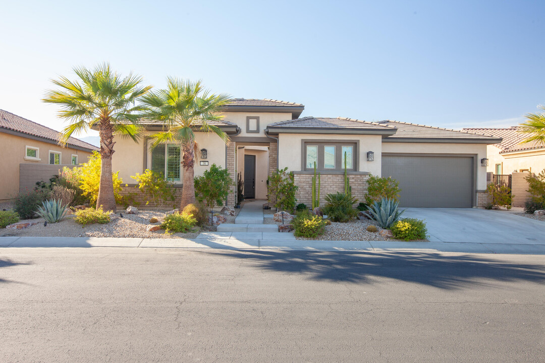 38 Burgundy in Rancho Mirage, CA - Building Photo