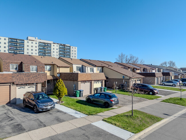 2 Scottsdale Crt in Brampton, ON - Building Photo - Building Photo