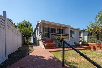 205 Robinson St in Los Angeles, CA - Foto de edificio - Building Photo