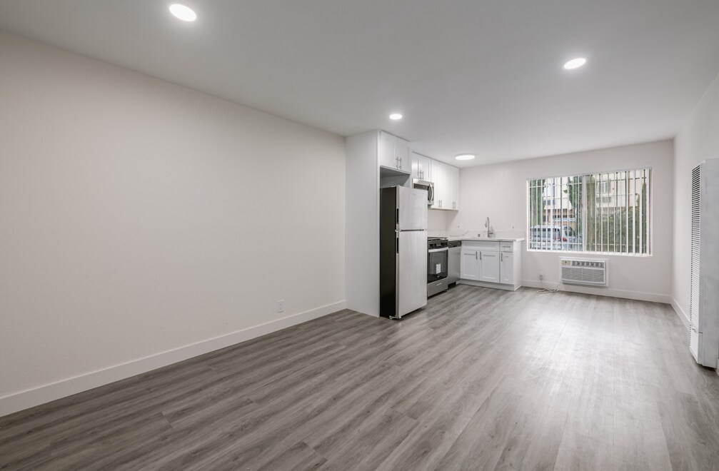 6863 Sepulveda Blvd in Los Angeles, CA - Building Photo