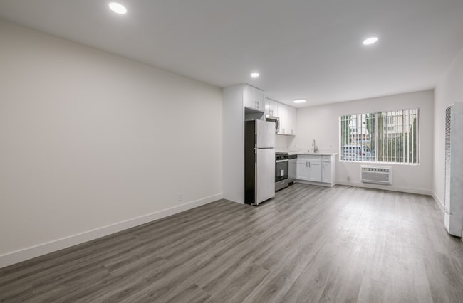 6861 Sepulveda Blvd in Los Angeles, CA - Building Photo - Building Photo