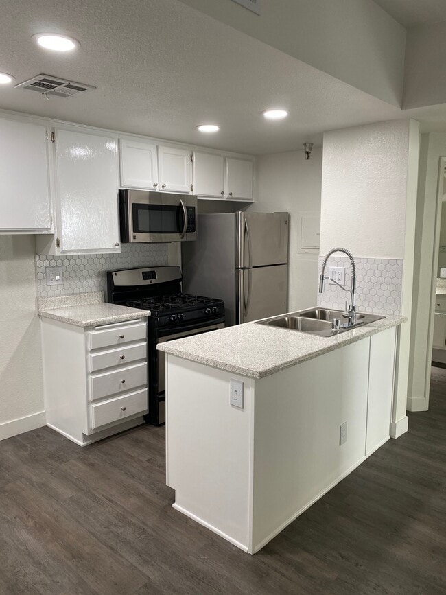 Bluffside Terrace Apartments in Studio City, CA - Foto de edificio - Building Photo