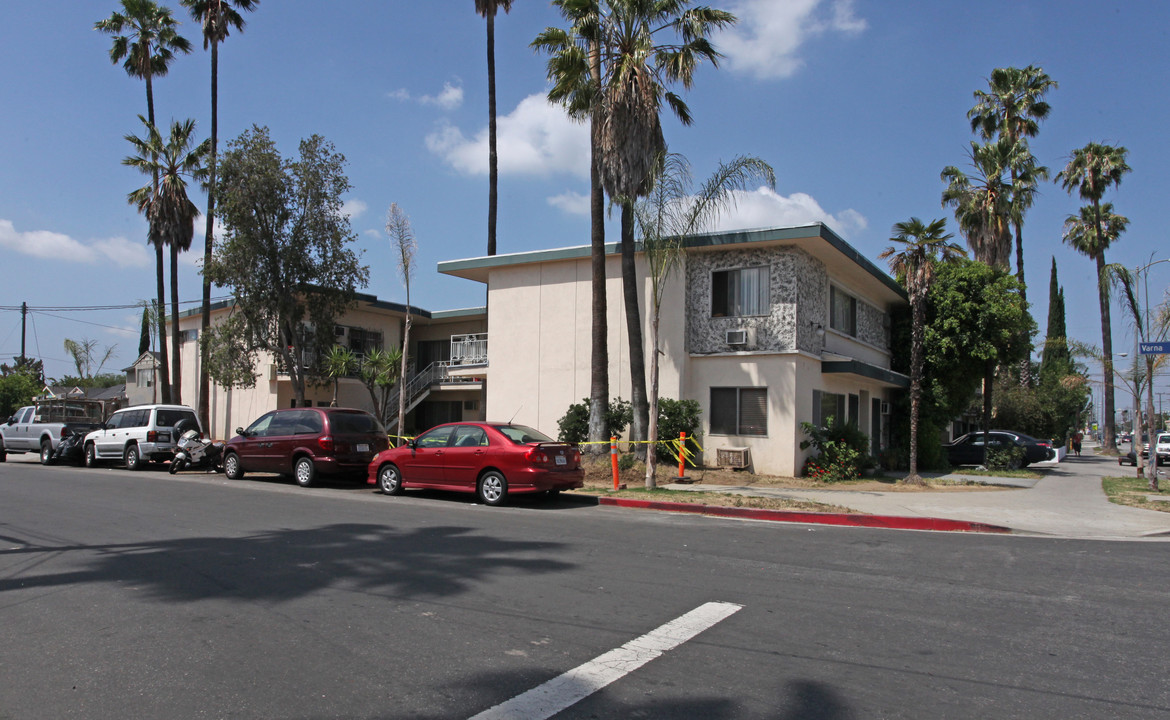 Queen Anne Apartments in Van Nuys, CA - Building Photo