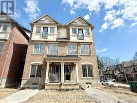 11 Franklin Ave in Toronto, ON - Building Photo