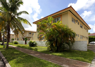 24-30 Sidonia Ave in Coral Gables, FL - Foto de edificio - Building Photo