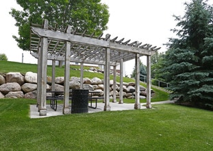 Lake Hazeltine Woods in Chaska, MN - Foto de edificio - Building Photo