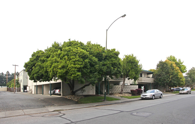 Cloverdale Apartments in Mountain View, CA - Building Photo - Building Photo