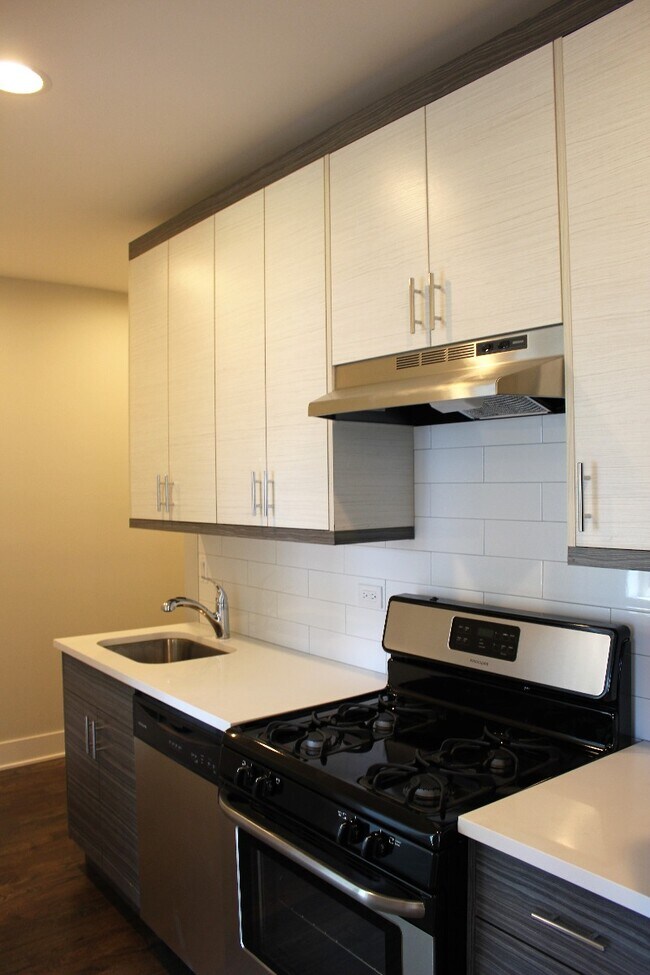 3919 N Janssen Ave, Unit 1E in Chicago, IL - Building Photo - Building Photo
