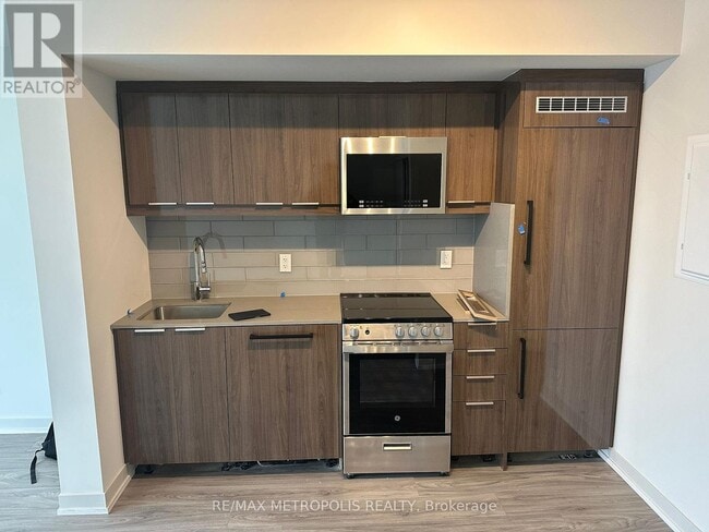 2209 Kingston Rd in Toronto, ON - Building Photo - Building Photo