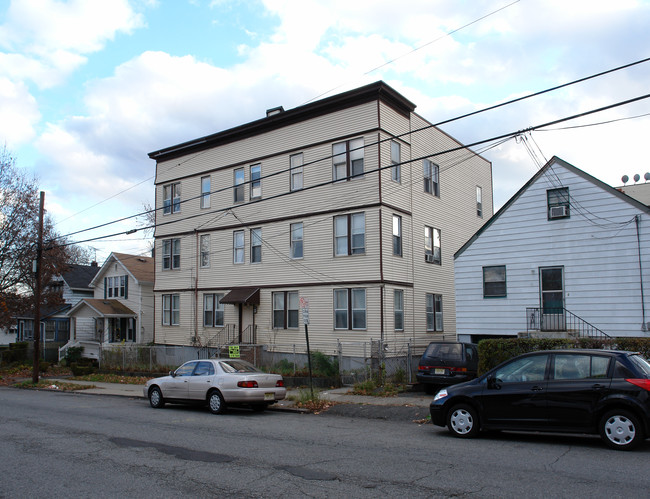 402 9th Ave in Paterson, NJ - Building Photo - Building Photo