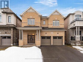 34 Valleo St in Georgina, ON - Building Photo