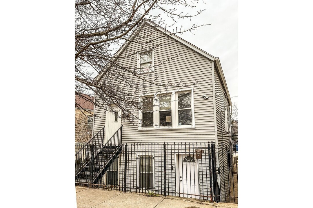2622 W Luther St in Chicago, IL - Foto de edificio