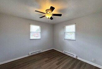 2008 Plow Ln in Chesapeake, VA - Foto de edificio - Building Photo