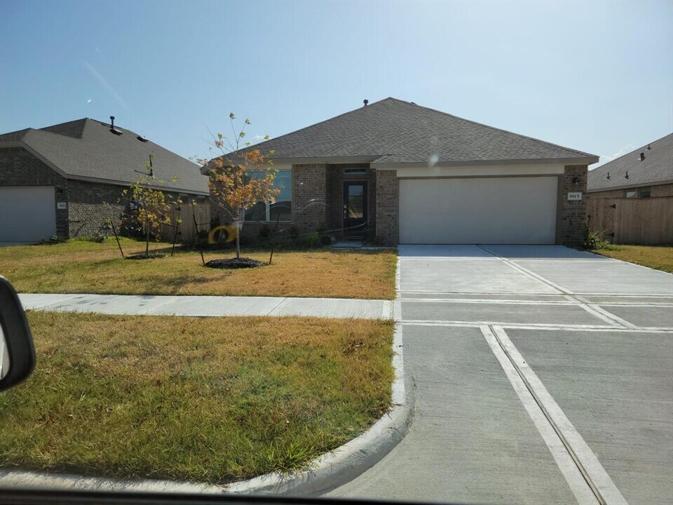 9815 Highland Harvest Dr in Baytown, TX - Foto de edificio