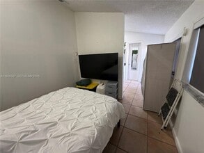 200 W 53rd Terrace, Unit B in Hialeah, FL - Building Photo - Building Photo