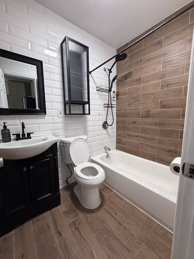 40 Eldert Ln in Brooklyn, NY - Building Photo - Building Photo