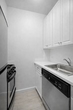337 E 41st St, Unit 2B in New York, NY - Building Photo - Building Photo