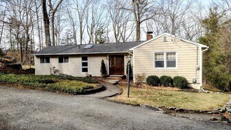 5 Candlewood Lake Dr in Sherman, CT - Building Photo
