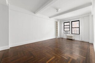328 W 86th St in New York, NY - Building Photo