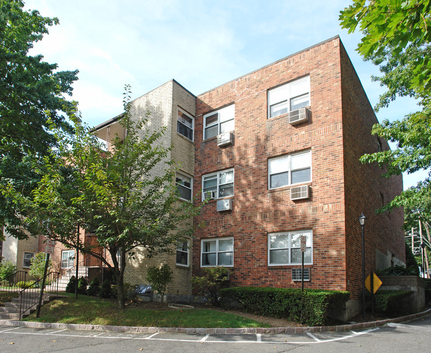 150-158 N Broadway in White Plains, NY - Building Photo