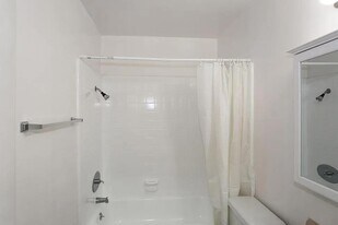 5500 Newcastle Ave in Los Angeles, CA - Building Photo