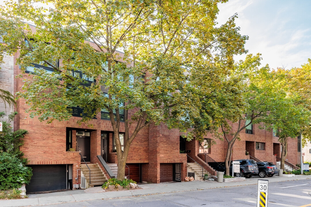 36 Somerville Av in Westmount, QC - Building Photo
