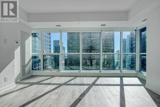 327 King St W in Toronto, ON - Building Photo - Building Photo