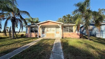 12611 1st Isle in Hudson, FL - Building Photo