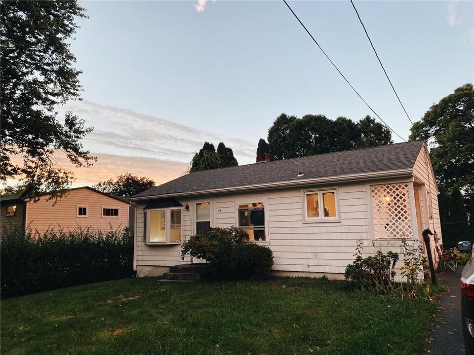 58 Springer Ave in Tiverton, RI - Building Photo