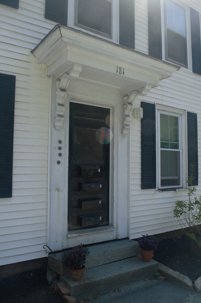 181 Main St, Unit 1 in Newmarket, NH - Foto de edificio - Building Photo