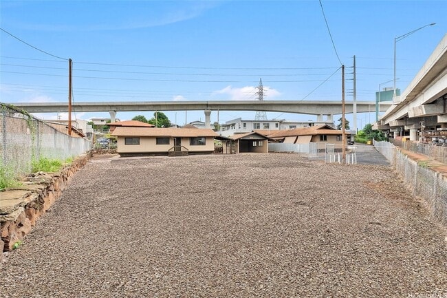 667 Kamehameha Hwy in Pearl City, HI - Foto de edificio - Building Photo