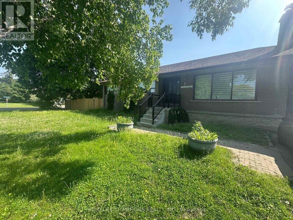 2 Clemson Crescent in Vaughan, ON - Building Photo