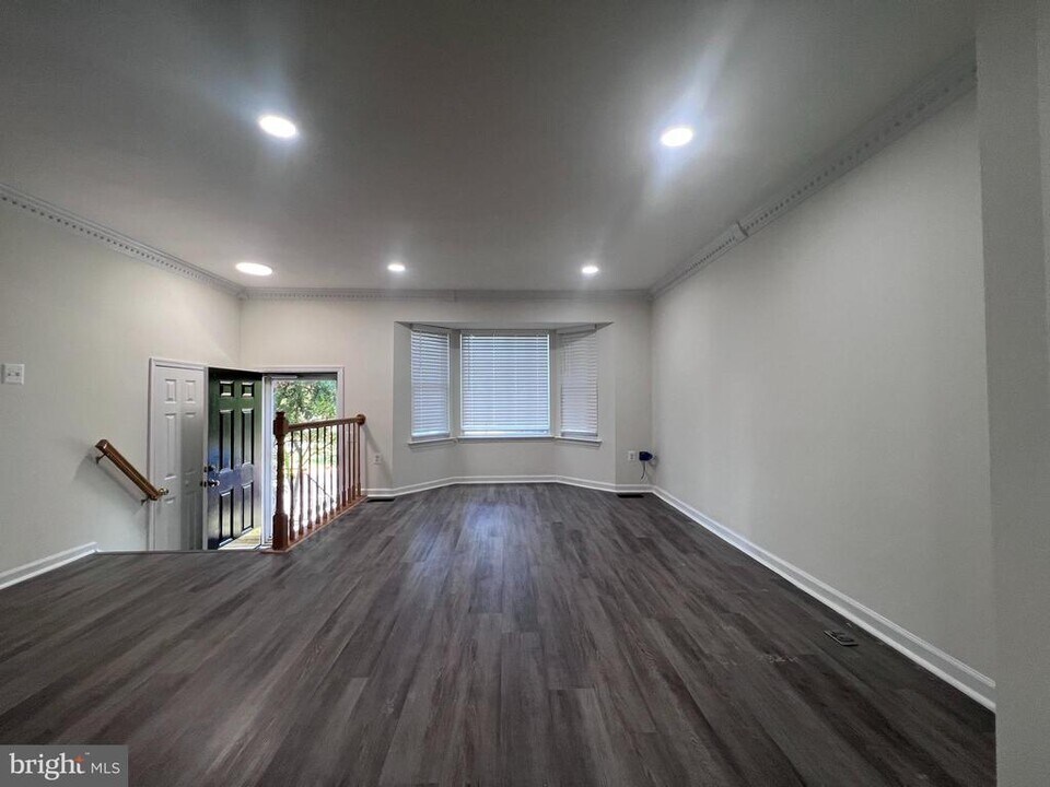 6716 Scott Terrace in Centreville, VA - Building Photo