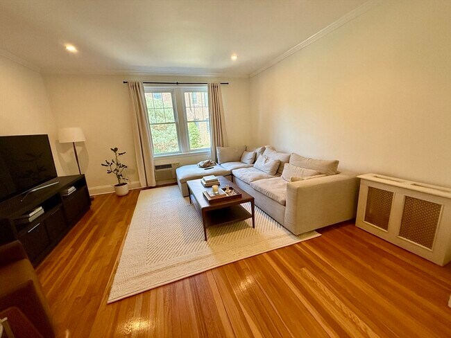 324 Tappan St, Unit 1 in Brookline, MA - Building Photo - Building Photo