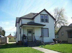 327 E Robert St in Crookston, MN - Building Photo