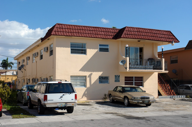 65 W 28th St in Hialeah, FL - Building Photo - Building Photo