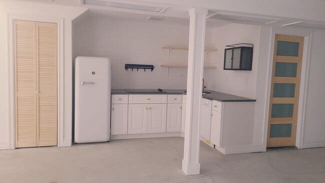 6134 Linden St, Unit Modern 2BR Semi-Basement