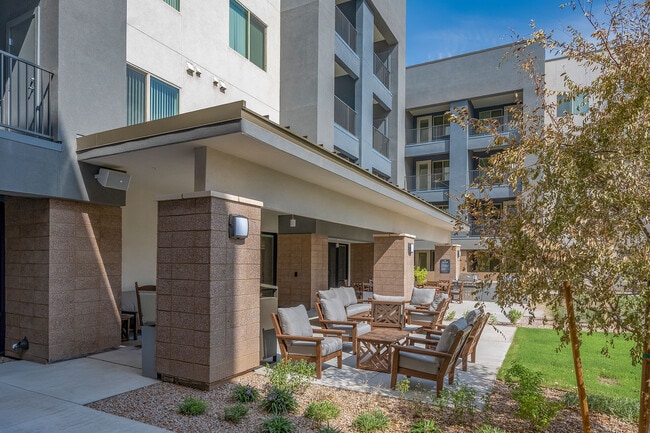 The Cascalote Senior Apartments in Glendale, AZ - Foto de edificio - Building Photo