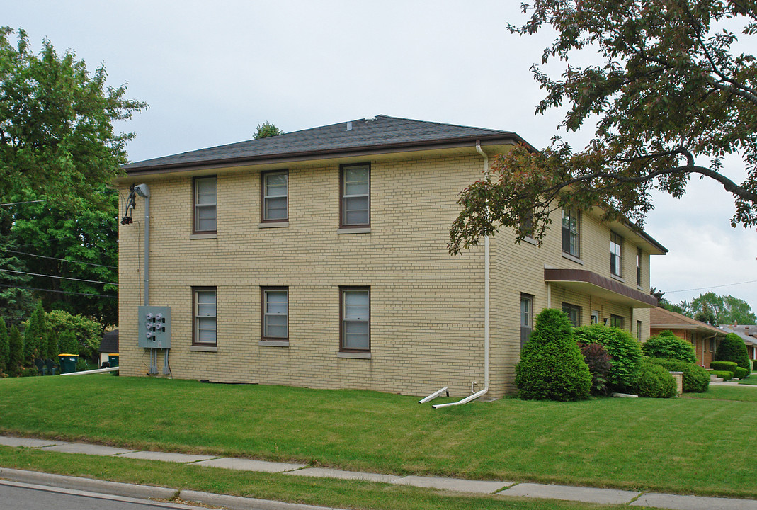 1002 5th Ave in Grafton, WI - Building Photo