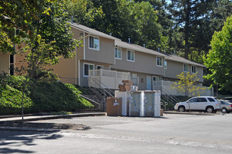 Rosewood Terrace Apartments in Oregon City, OR - Building Photo - Building Photo