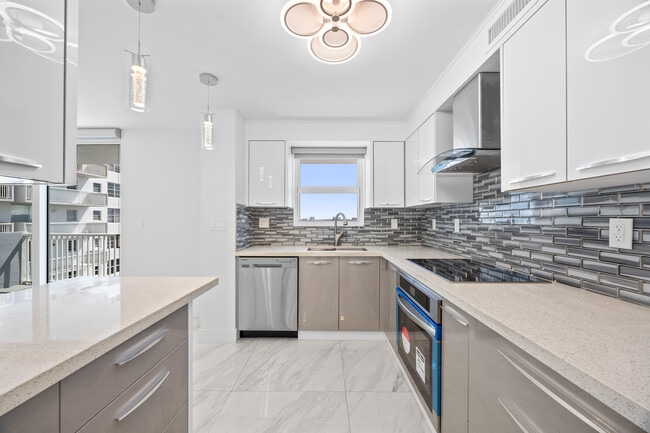 137 Golden Isles Dr in Hallandale Beach, FL - Building Photo - Building Photo