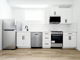 10050-10115 115 Ave NW in Edmonton, AB - Building Photo