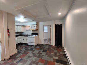 81 Vineyard Ave in Highland, NY - Building Photo - Building Photo