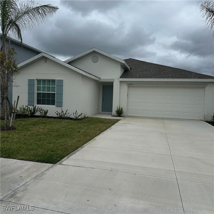 12311 Amber Waves Rd in Lehigh Acres, FL - Foto de edificio