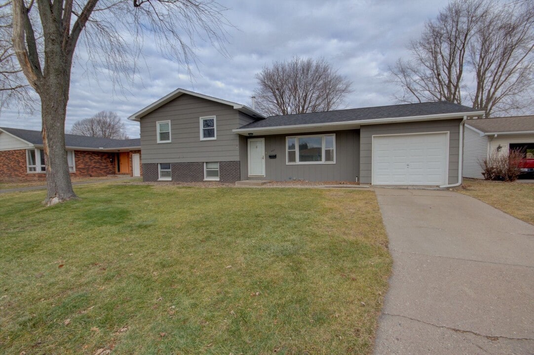 467 32nd Ave in East Moline, IL - Building Photo